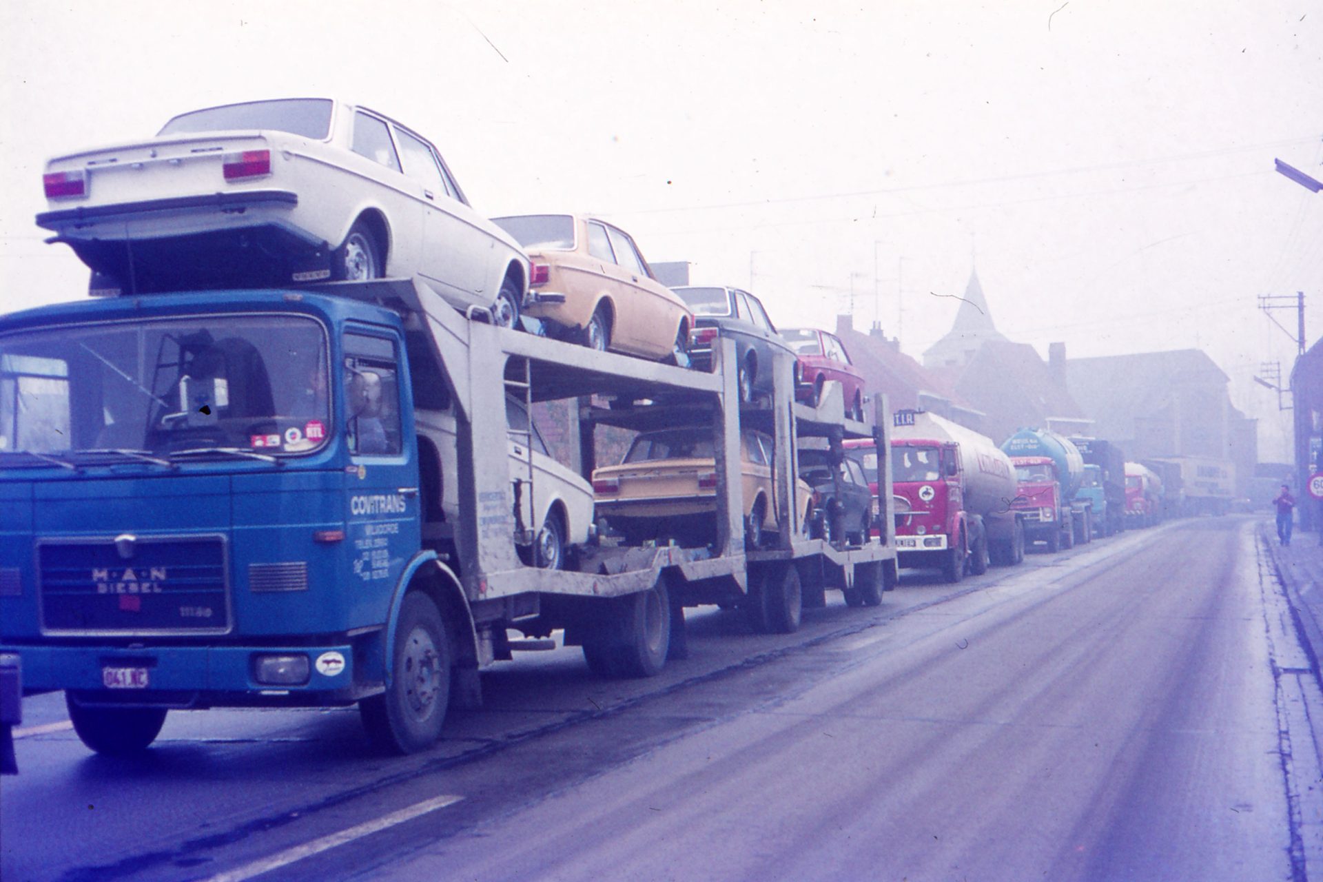 Vrachtwagens door centrum Kortrijk