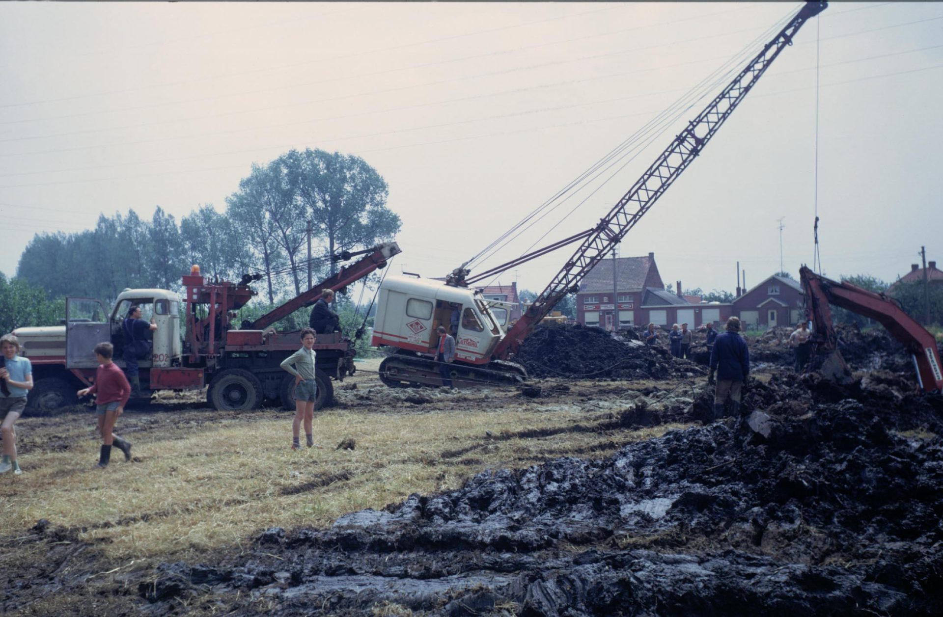 takelen van weggezakte graafmachine in de veengrond