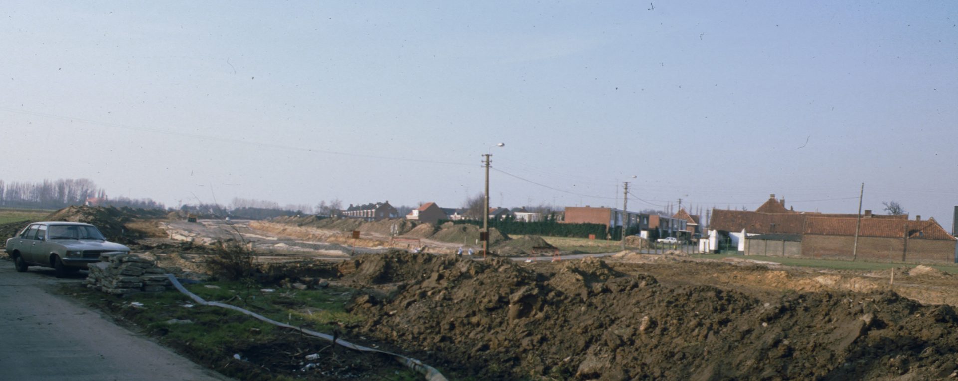 Oud huis en weg doorkruist door aardeweg, die de autostrade moet worden.